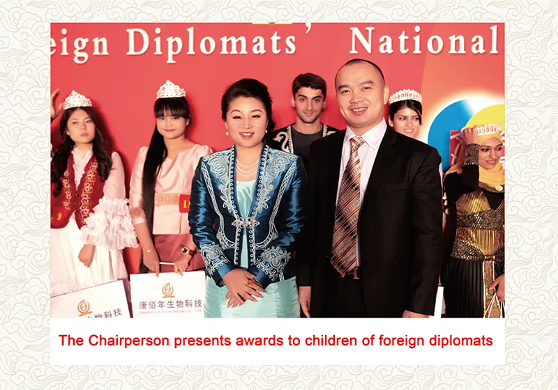 Chairperson presents awards to children of foreign diplomats