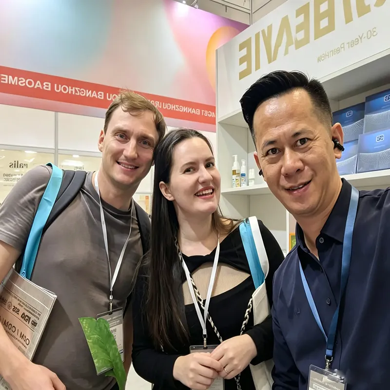 Communicate and discuss private label cooperation with Vietnam beauty brand buyer at Vietnam beauty fair